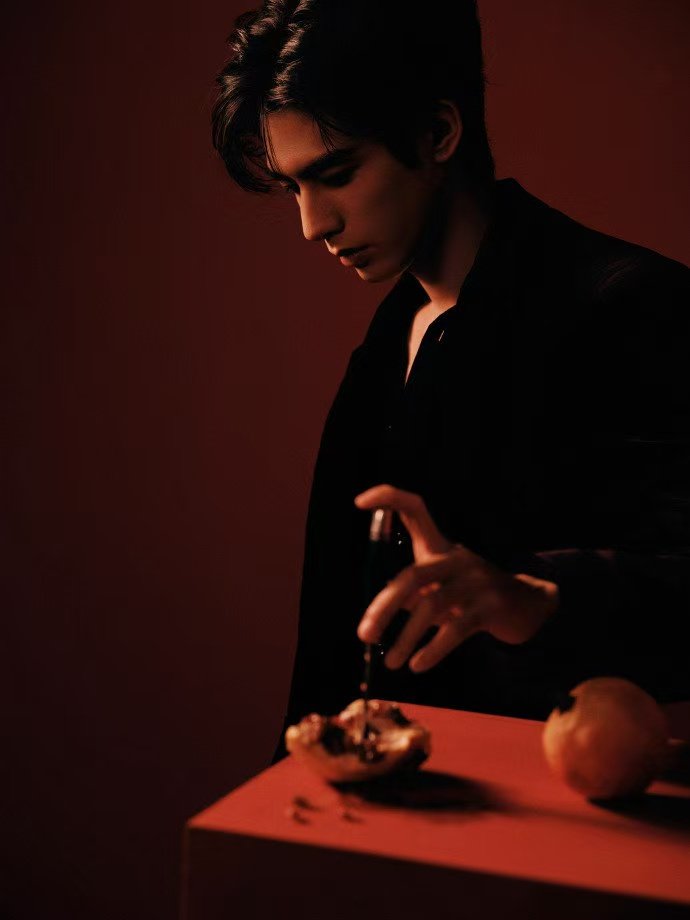 宋威龙红丝绒深V暗红色丝绒质感绝了！宋威龙深V露锁骨，每一寸都长在审美上