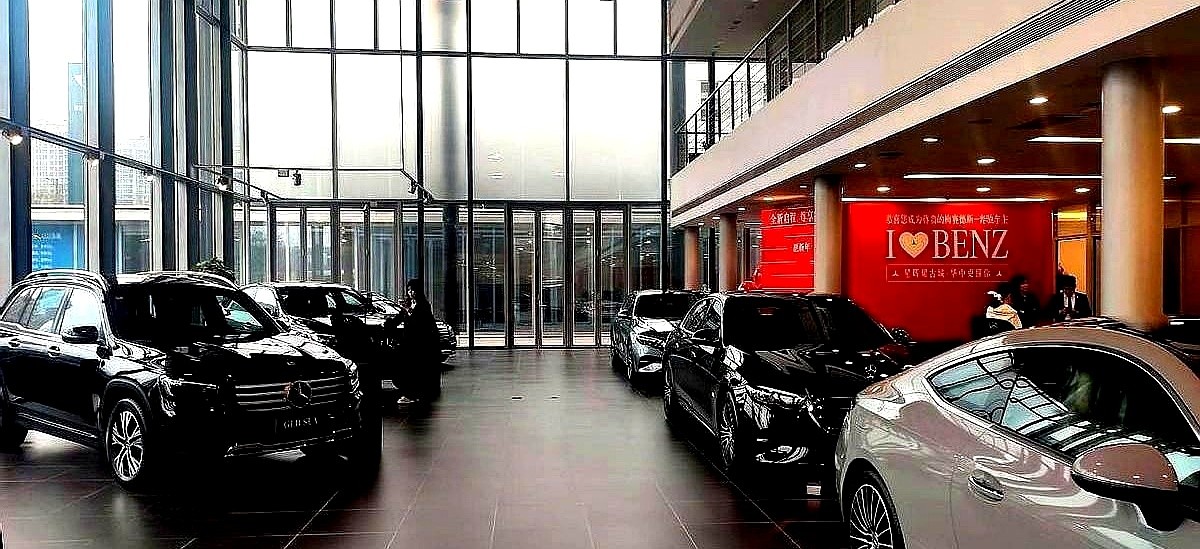 西安的吴先生周末踩着新能源大跳水的点去逛4S店，本想抓一台“跌落神坛”...