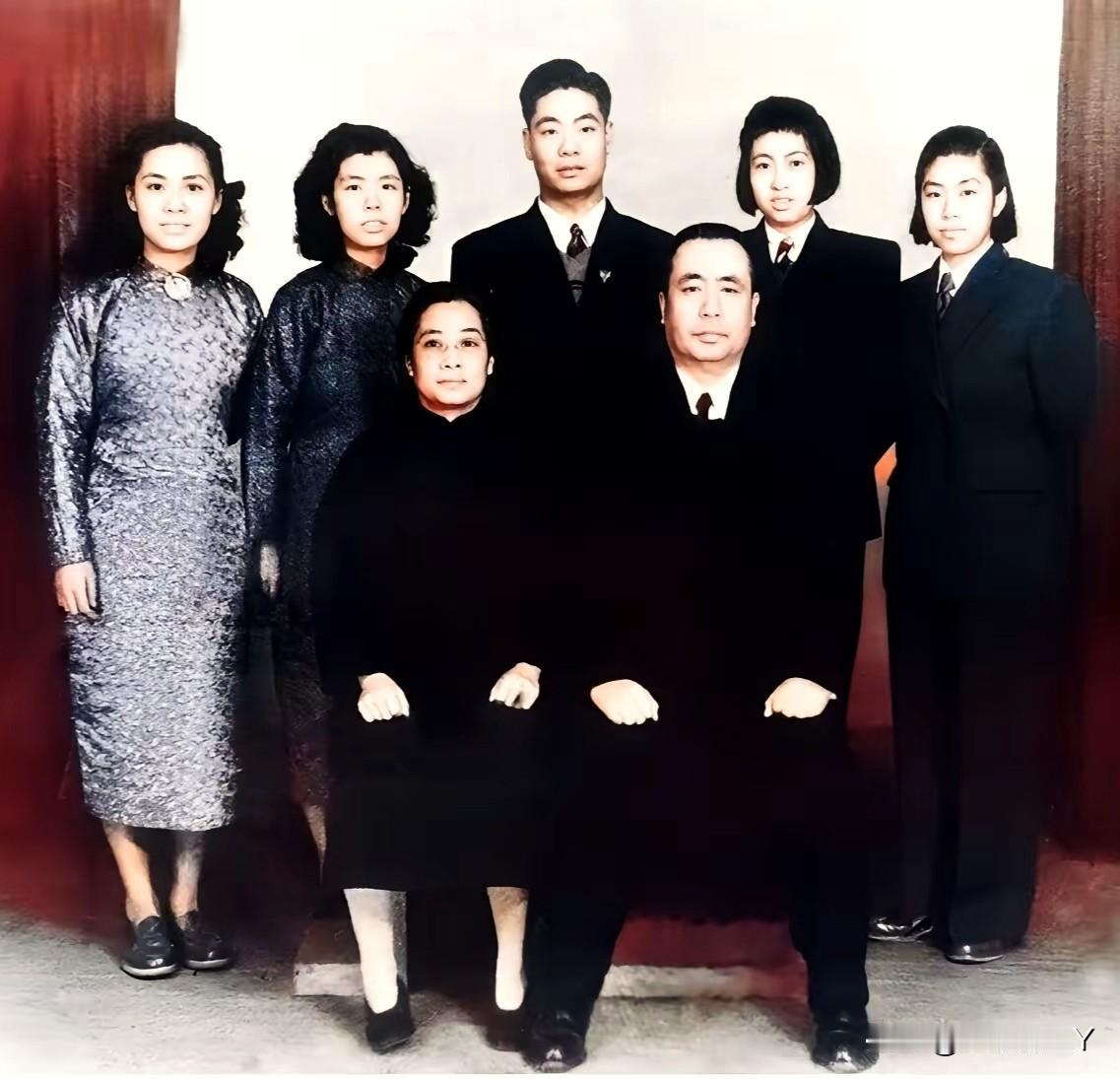 这张珍贵的老照片展现出了他们一家七口1948年在上海的情景，这并非演戏，也绝非电
