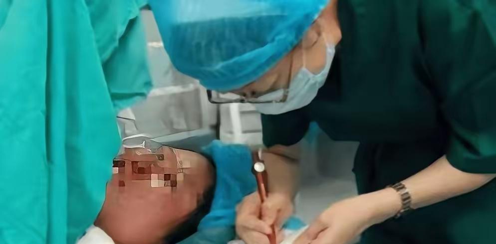 河南，一个聋哑女子送进产房难产，没有家属陪同。医护人员帮她解开衣服的时候，看