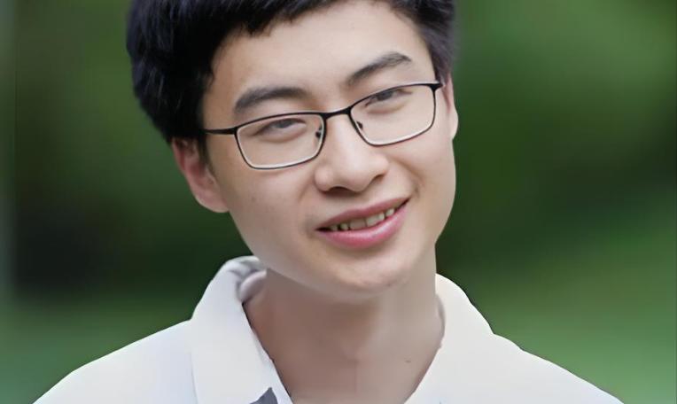 “人民的小孩上人民日报了“，近日，身穿西装侃侃而谈的科技学者庞众望再次引发关注，