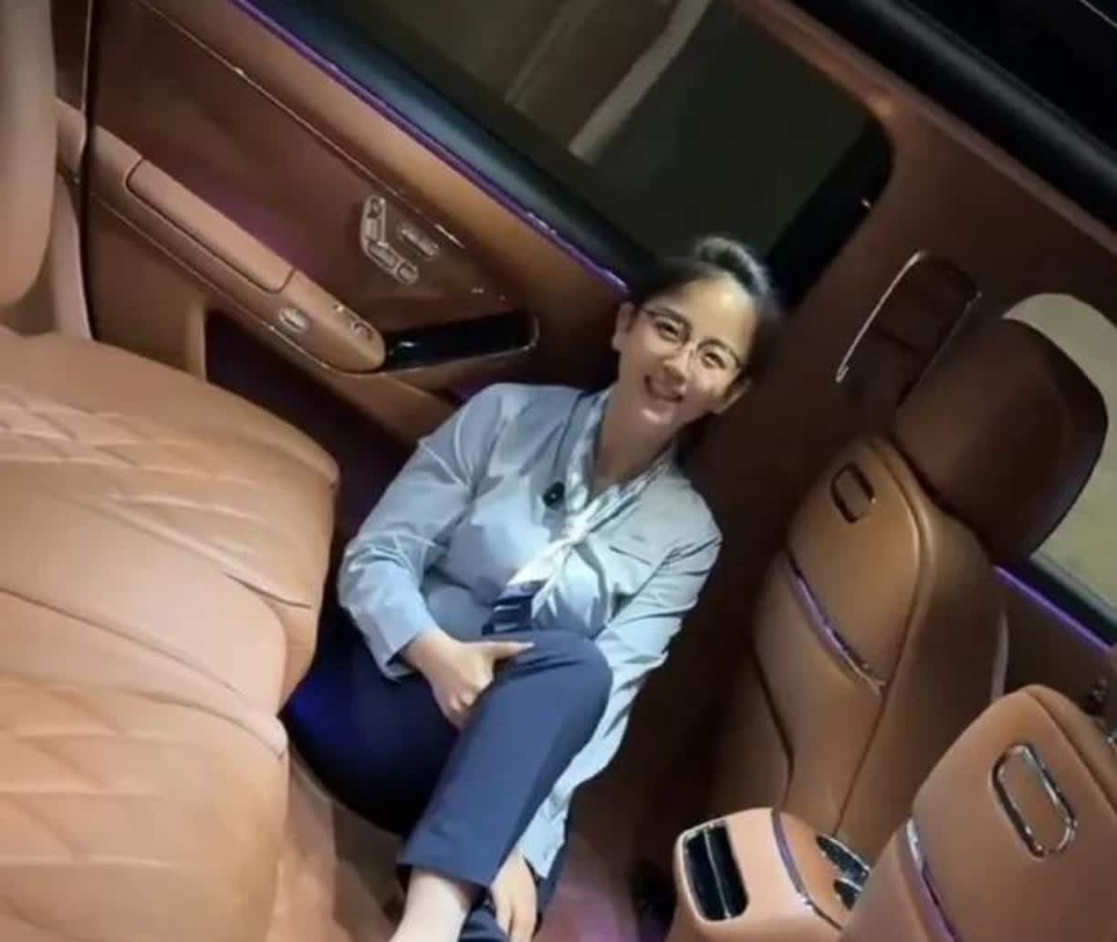 尊界这车是真宽敞赶明儿等我有了钱高低得整一个