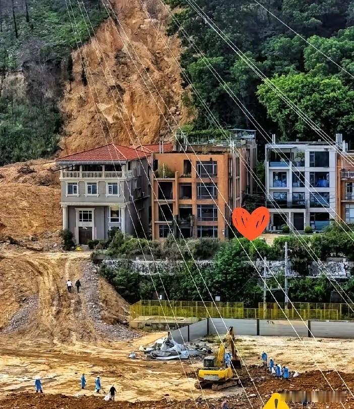 山体崩塌前近一小时，​​她叫彭迪，34岁，干了快三年网格员，月薪两三千，没编制