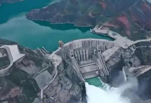 为什么雅鲁藏布江水电站一定要现在建？这么说吧，因为墨脱离印度只有二十公里，边境任
