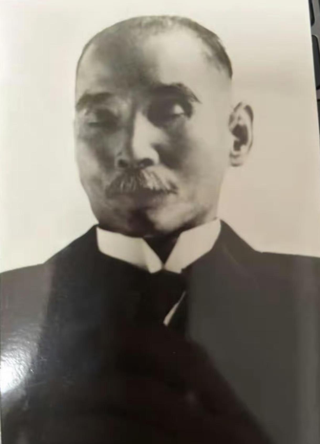 孙中山先生是民族英雄！革命尚未成功，同志仍需努力！此照是1925年孙先生在北平协