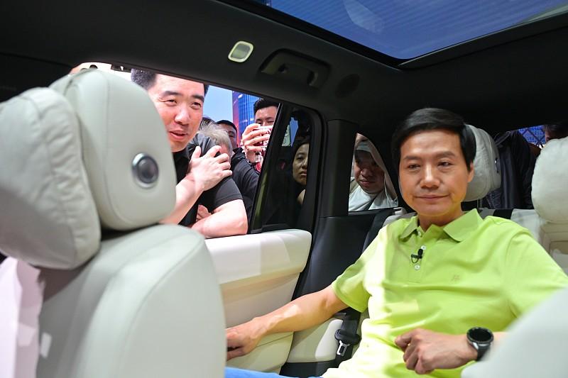同样是致敬，小米和某品牌的差距怎么就这么大？雷军站在新车发布台上，保时捷的老板