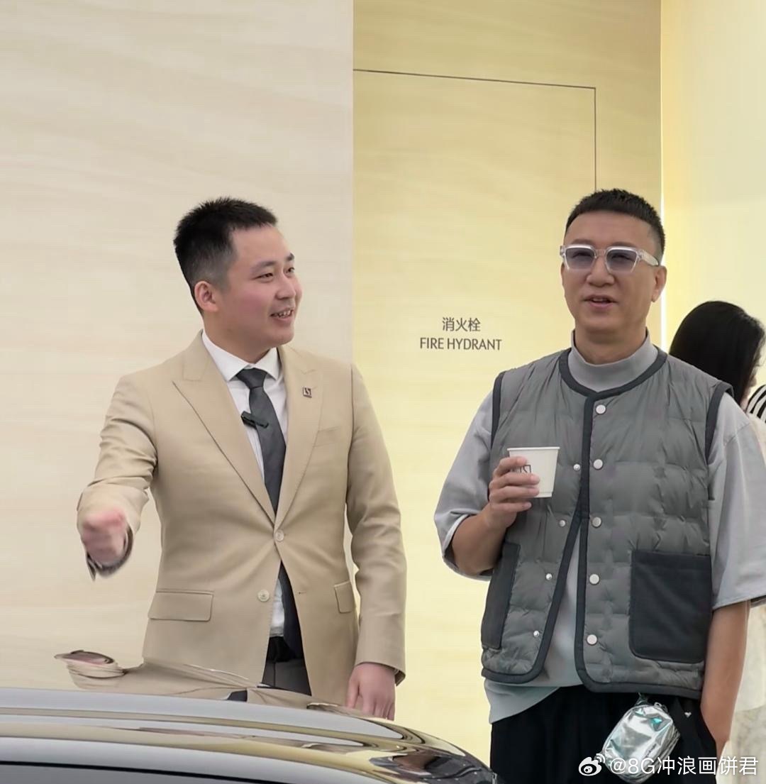 网友偶遇孙红雷在北京一家车店购买豪车，他的打扮很贵气，整个人春风满面，看起来非常