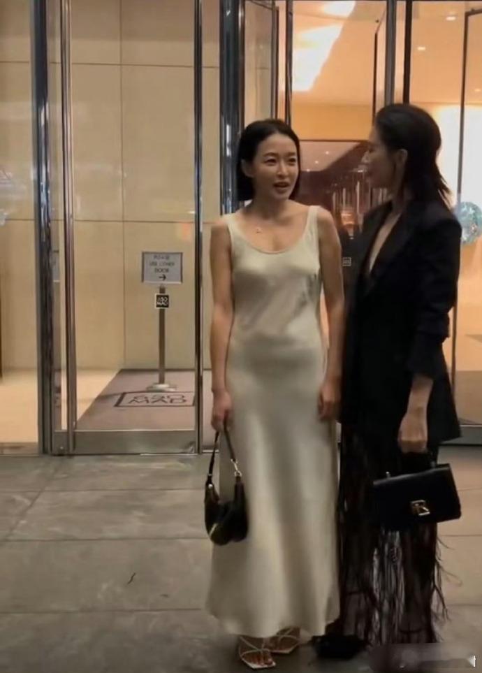 这种面料也就她敢穿了，小肚子好明显…稍微胖点也很尴尬