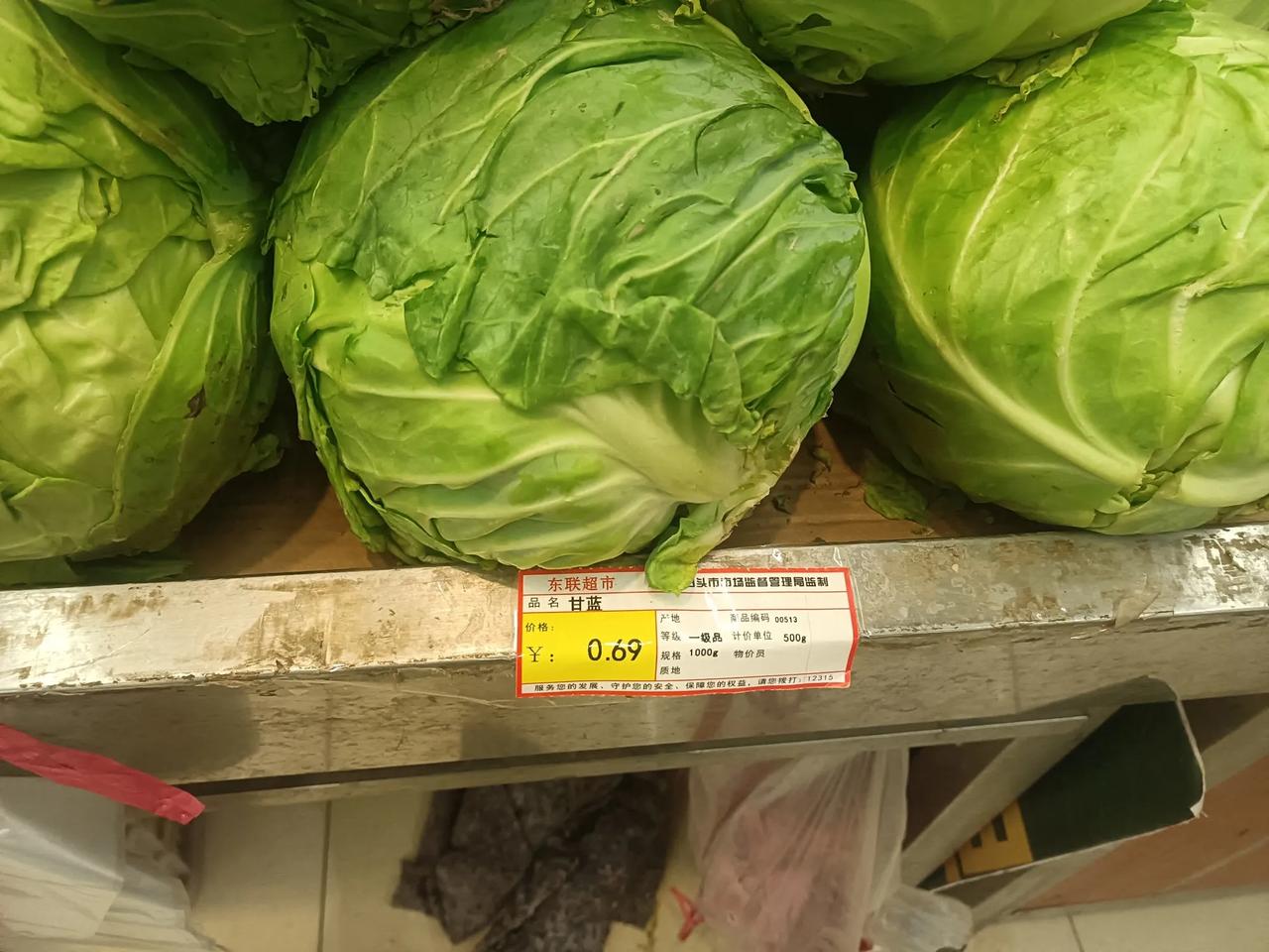 村里小卖部，大扁豆角八毛一斤，甘蓝一毛钱一斤，茄子五毛一斤，韭菜茴香八毛一斤！！