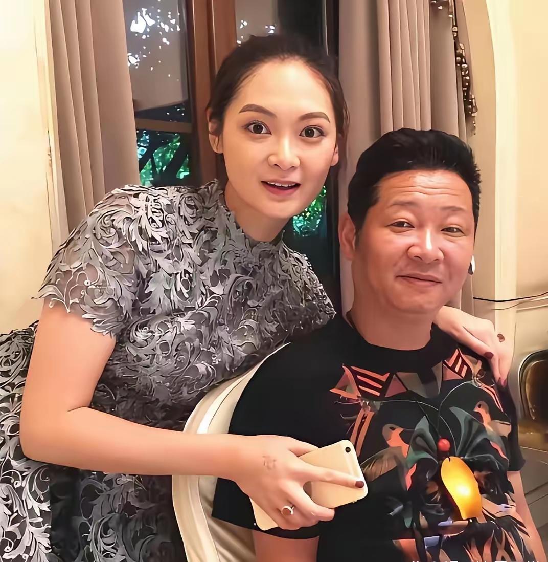 俗话说的好，丑汉娶花枝。小眼扒呲，确黑的赵亮长相一般，没想到能娶到一个仙姿玉貌，