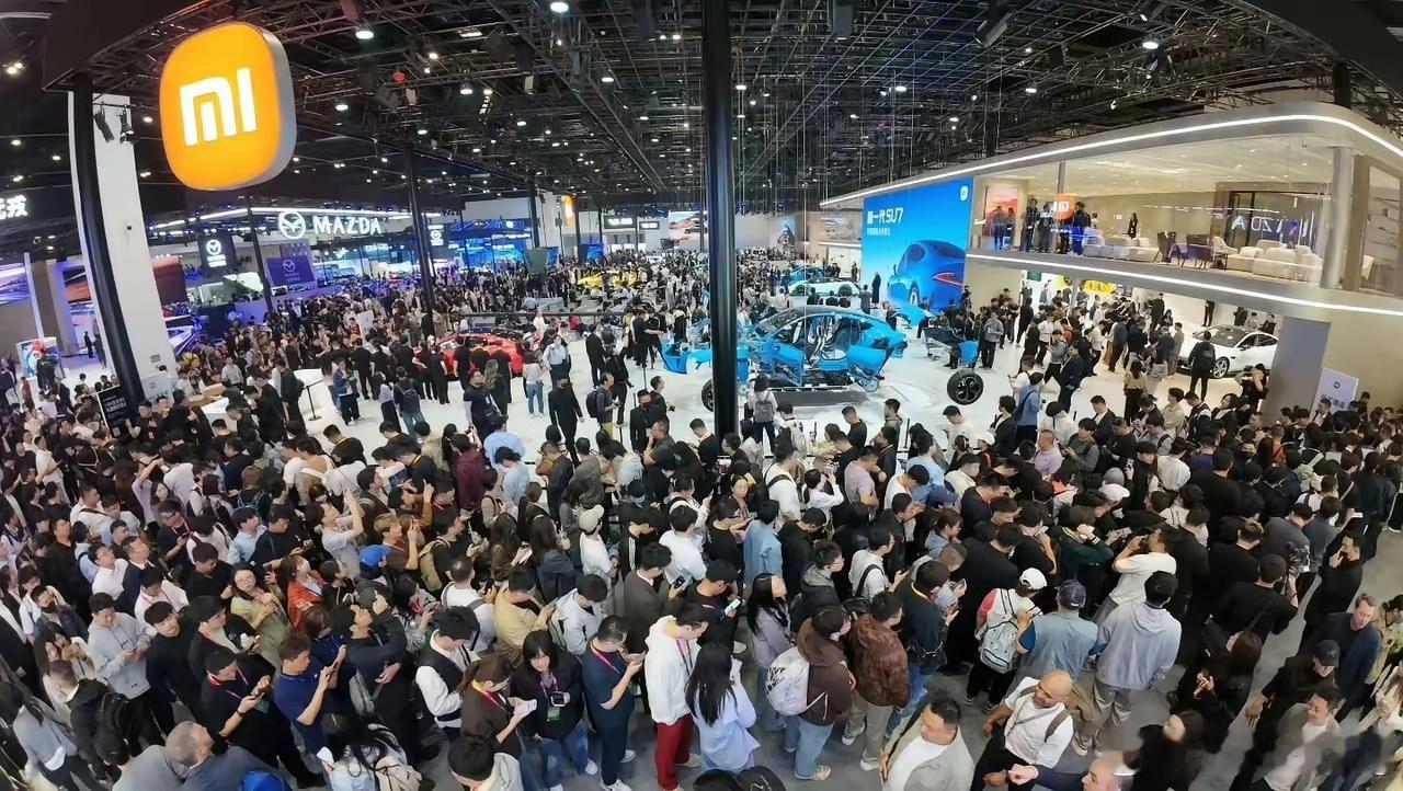小米跟友商对比北京车展，这人气依旧友商，，，也不错没有对比就没有伤害，上赶着贴着