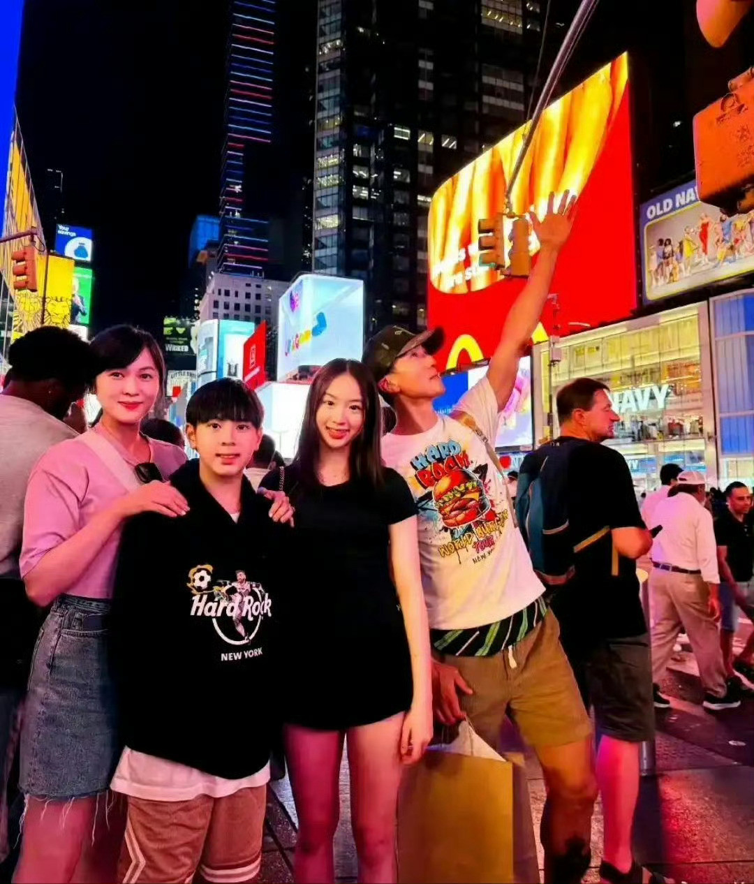 吴尊女儿竟然才14岁，发育的好快啊，完美继承了父母的高颜值，已经出落成一枚大美女