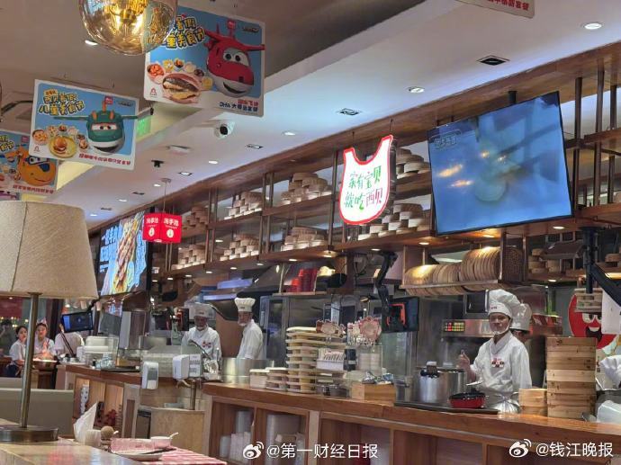 【#西贝上海中心门店客人流量不降反增#】#西贝厨师长戴手表和手链下厨引热议##西