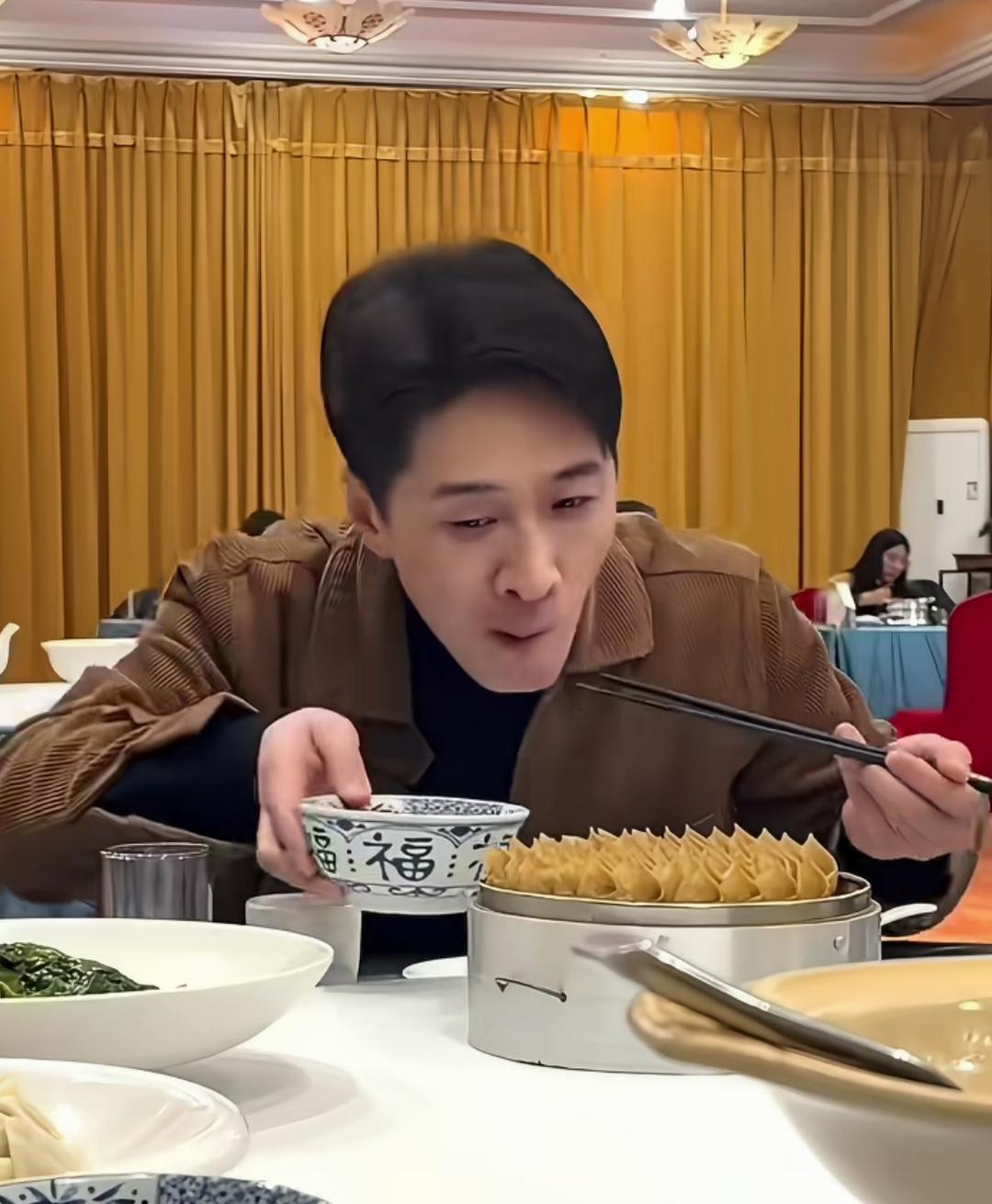 这几天，无意中总能刷到王宁的视频！全都是探店的段子，还别说，他的演技都用上了