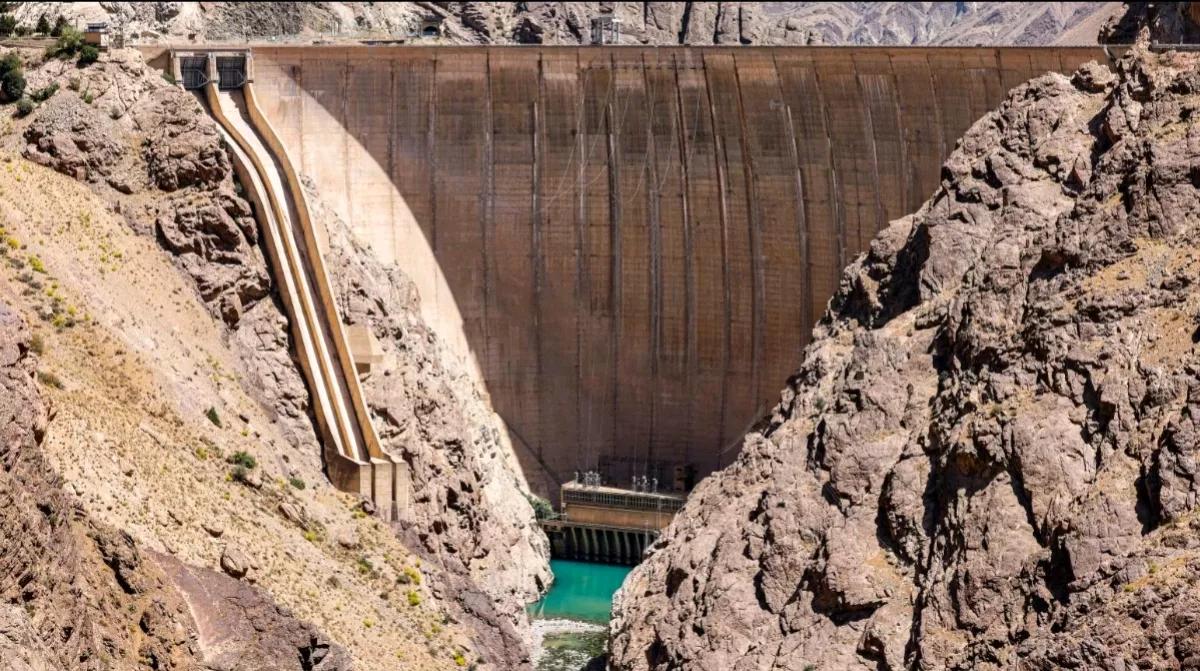 法尔斯通讯社报道，当地时间11日，伊朗总统政治顾问阿里.阿利扎德证实，由于遭到多