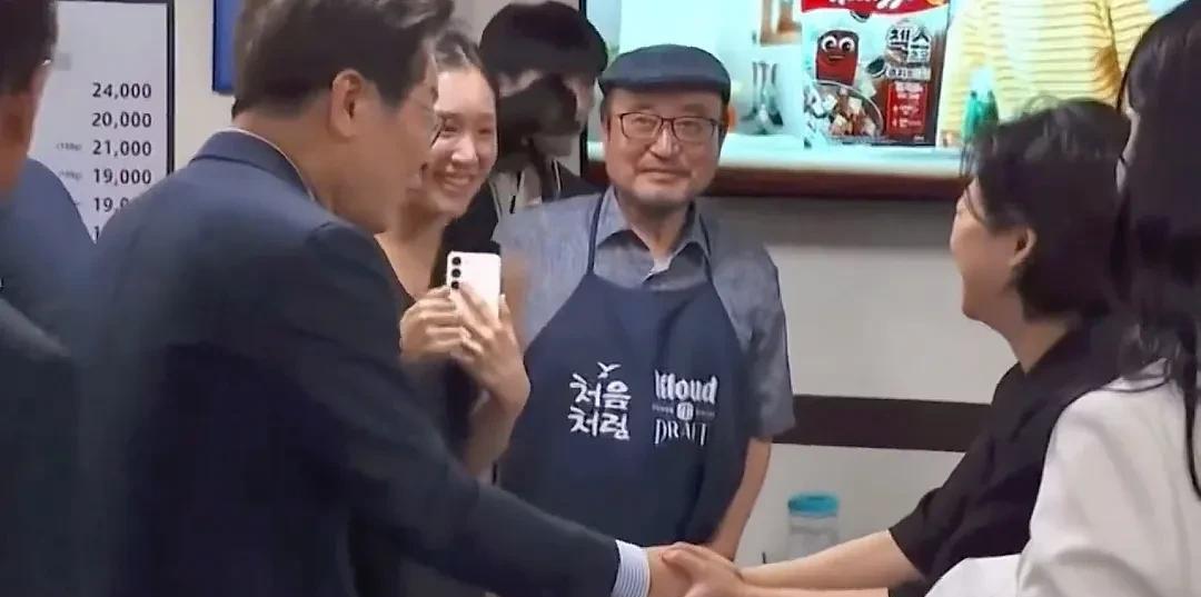 李在明又下馆子，晚餐选择吃烤肉，喝烧酒，啤酒。进入店里后跟正在吃饭的客人们打招
