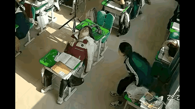 这不是调皮的问题了这是品德问题