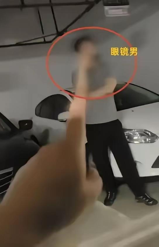 长沙彭女士别以为一纸道歉就能翻篇！闵先生曝出关键人物，神秘眼镜男才是把小事闹大的