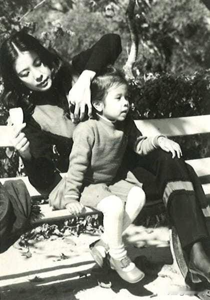 这是莫文蔚和妈妈的老照片，莫母不愧是旧时光的美人。莫母叫莫何敏仪，是香港第一代电