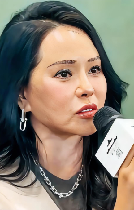 伊能静机场拎养生壶上热搜！飞韩花4万做医美，却喊“7小时睡眠才是王炸”？5