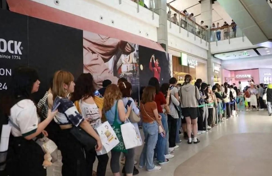 万万没想到，大量韩国人假期集体涌入上海，拖着拉杆箱看似旅游却另有目的，几乎不看美