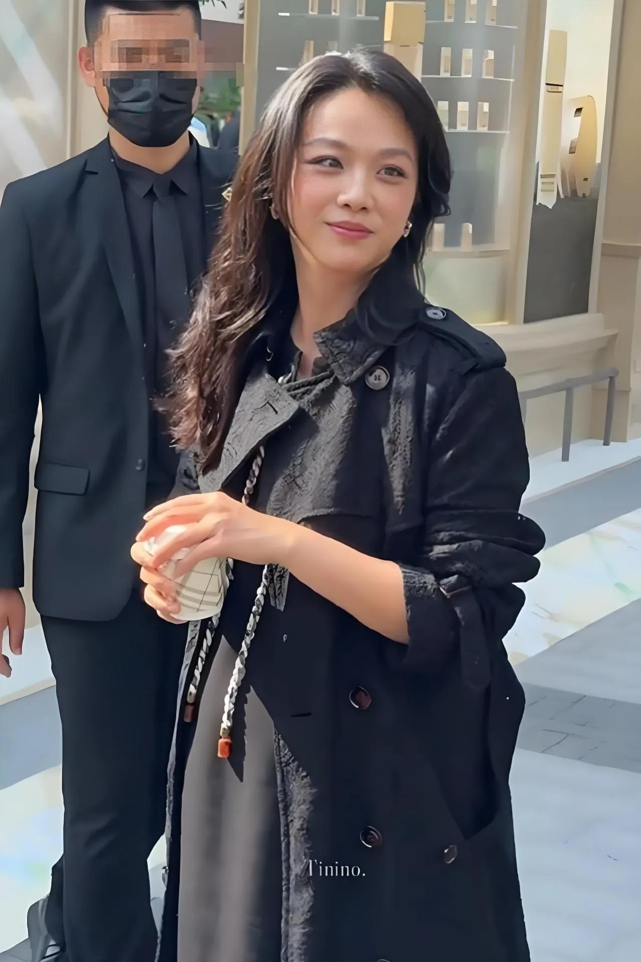 汤唯被偶遇疑似怀二胎，身形、工作空窗引猜测，团队暂未回应。今天下午，汤唯穿黑