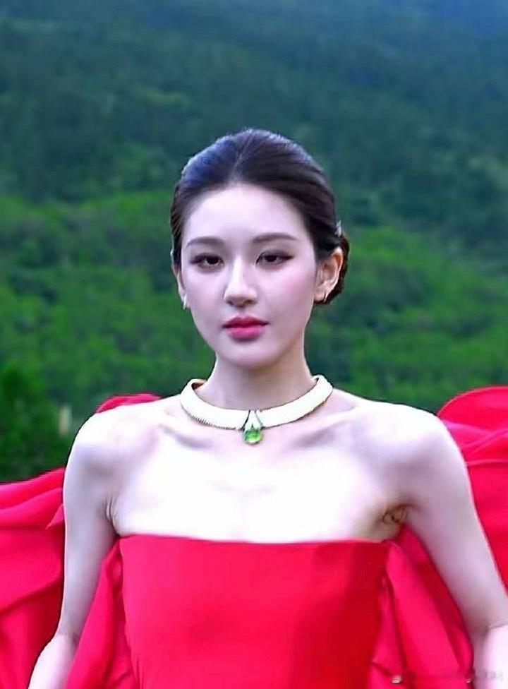 赵露思vogue九寨沟活动生图这状态咋样感觉p2这个鞋子有点危险吧