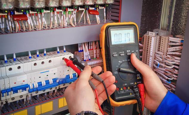 为什么电工当的越久，越会怕电？公司有位50多岁的老电工师傅。他每次在车间检修机