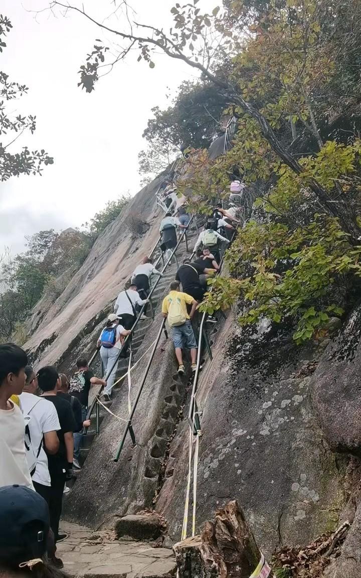 丹东凤凰山，最出名的老牛背，这是老牛背的牛腿，确实有点险峻，最让人佩服的是有位年