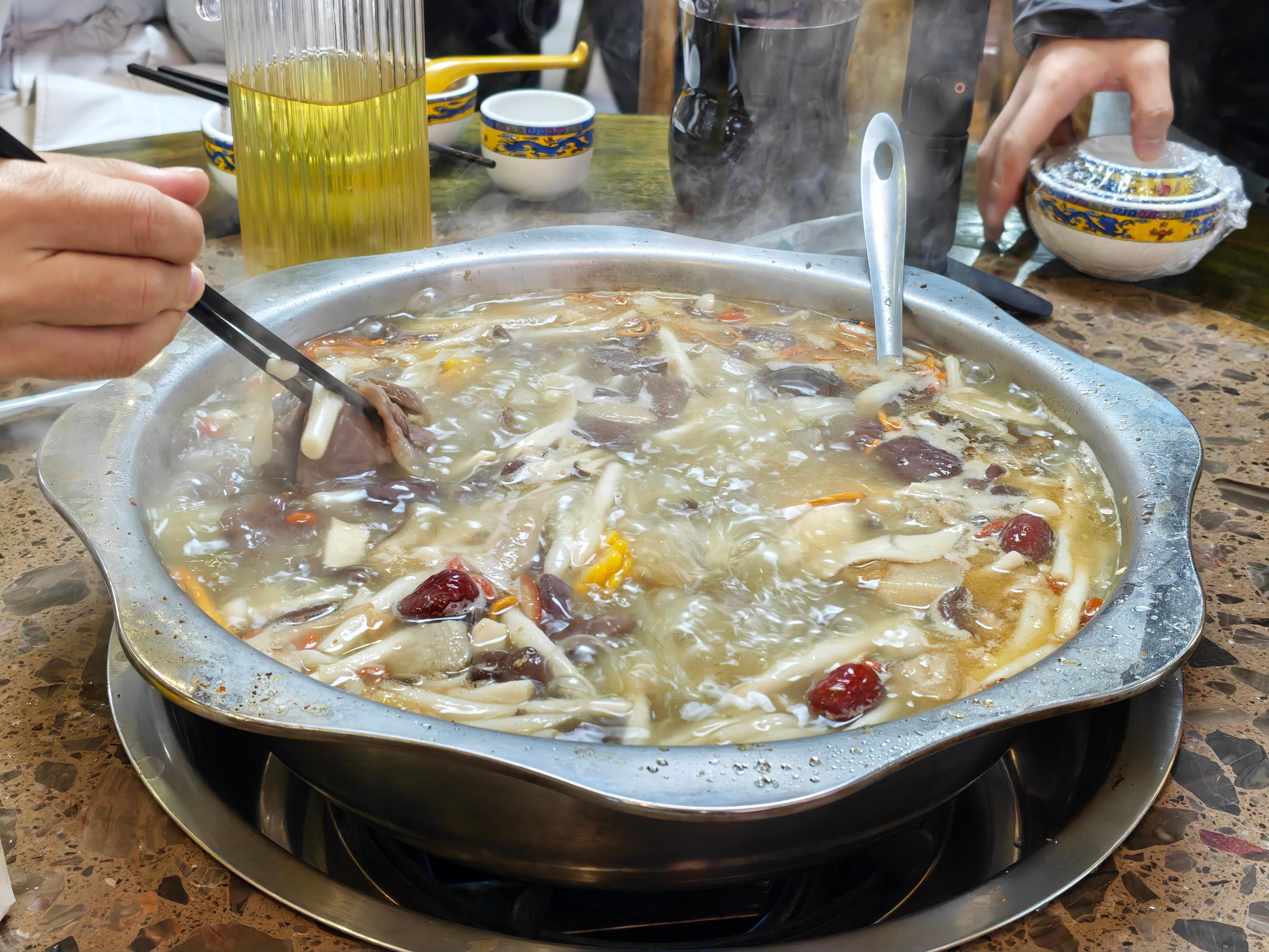 牦牛肉火锅，好吃！直接下泡面！