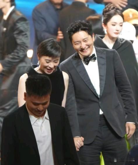 郭京飞老婆看到真不会吃醋吗？他和吴越就这么大庭广众之下，十指紧扣有说有笑得像一