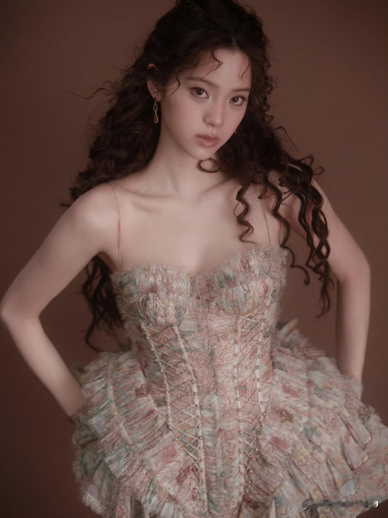 欧阳娜娜晒出最新美照，一头羊毛卷复古又野性十足