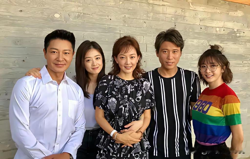 牛莉、李宗翰和李乃文、蒋欣等合影。那时候的李宗翰和牛莉面容还是自然的，不僵硬，不