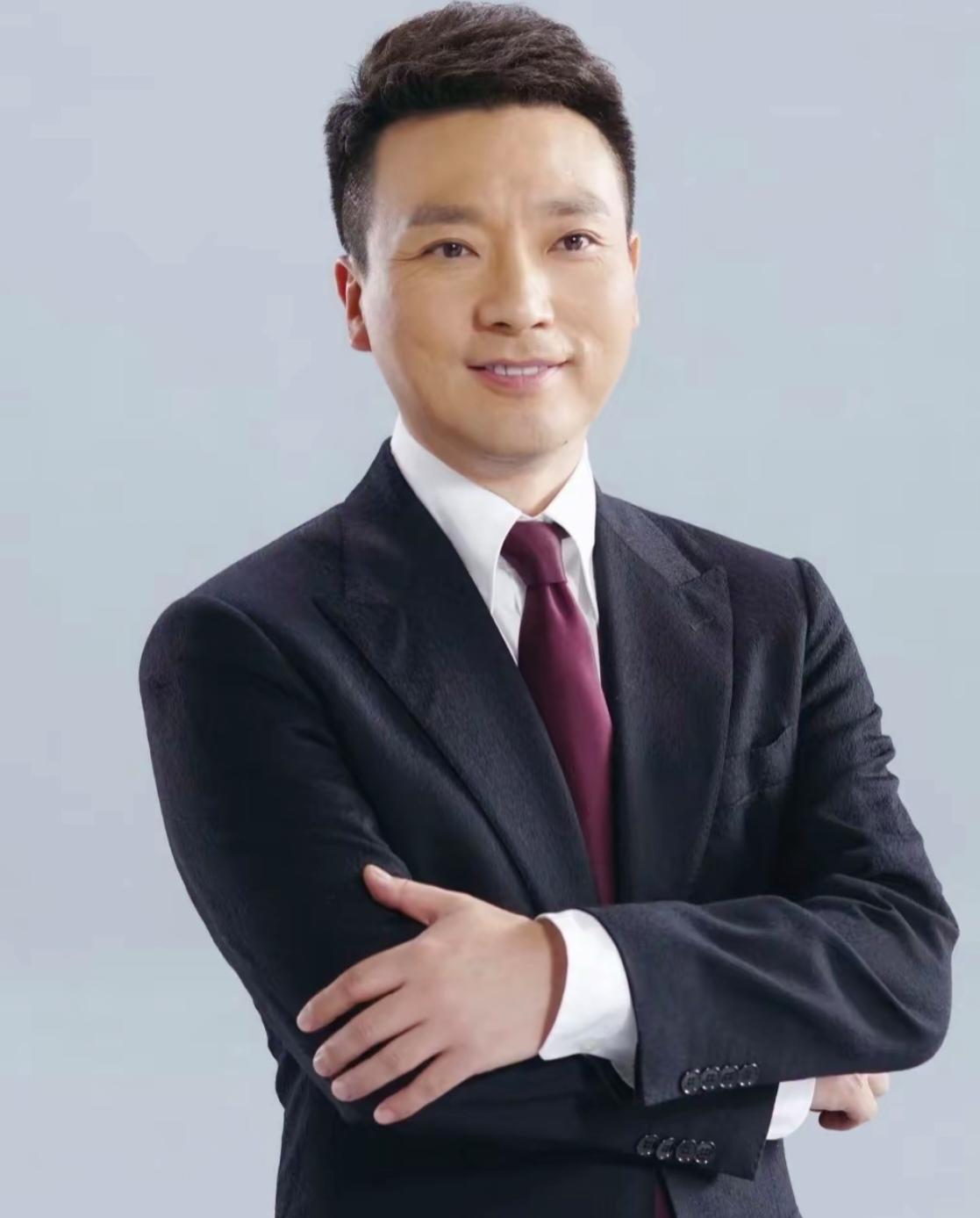 康辉主持《新闻联播》再显实力,无稿播报三十分钟引赞叹10月28日,央视《新