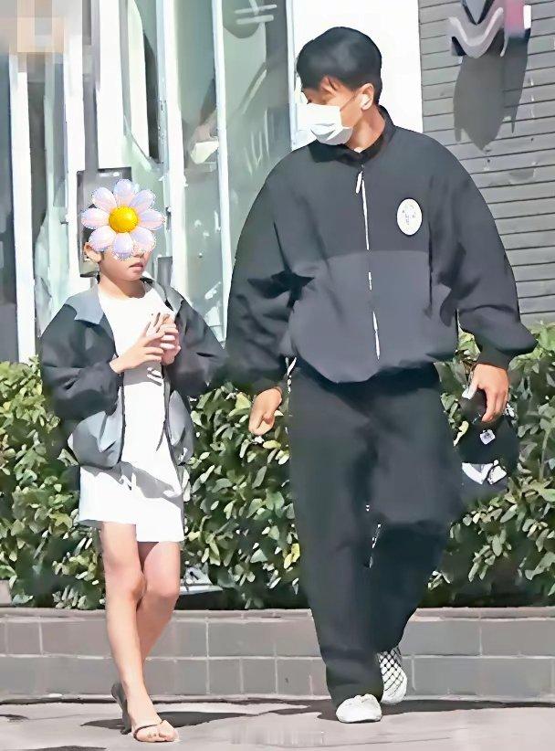 杨幂刘恺威的女儿小糯米已经长大了，这大长腿，遗传了妈妈的。