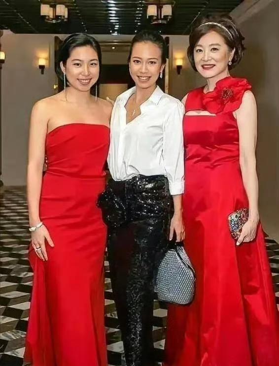 林青霞与她的两个女儿！