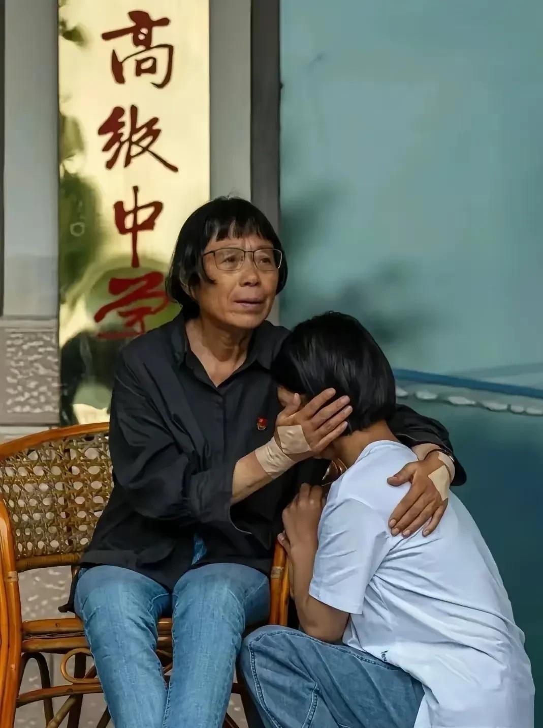 张桂梅这次又“火”上央视了！她这次不是因为给学生暴雨天送雨伞，也不是考生发烧背