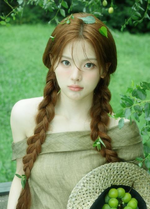杨超越才发现照片里的虫子最美“村花”，火箭少女三巨头的杨超越发布“狗尾巴草”写