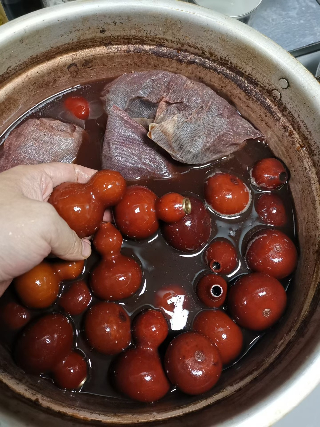 【中药煮葫芦独家方法】1，准备身形尽量完美的葫芦，晒足五年，增加阳气，开口，掏空