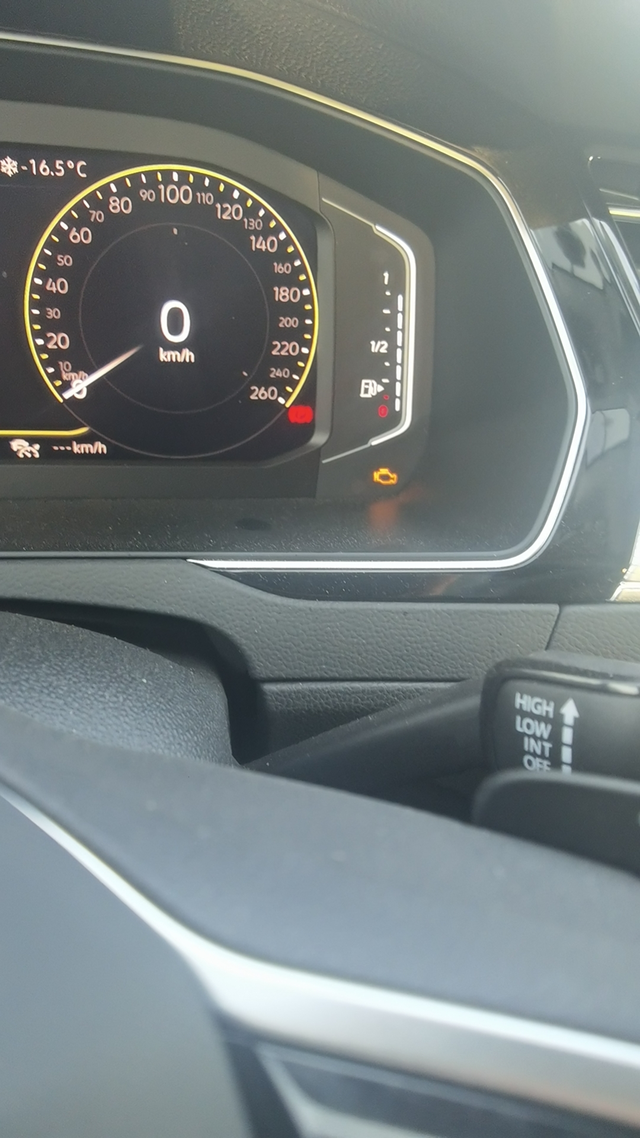 求解答谢谢这是怎么回事啊，出现3次了，才2000公里，首保都没做呢。。无语了