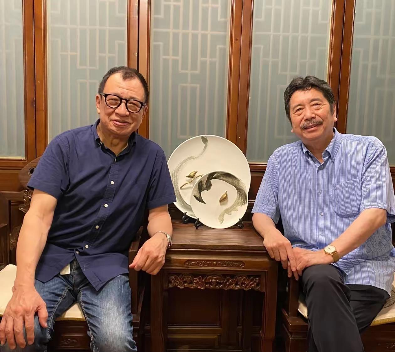 这是许绍雄和鲁迅的长孙周令飞在参观鲁迅学院的时候两人的合影,许绍雄亲切地称周令飞
