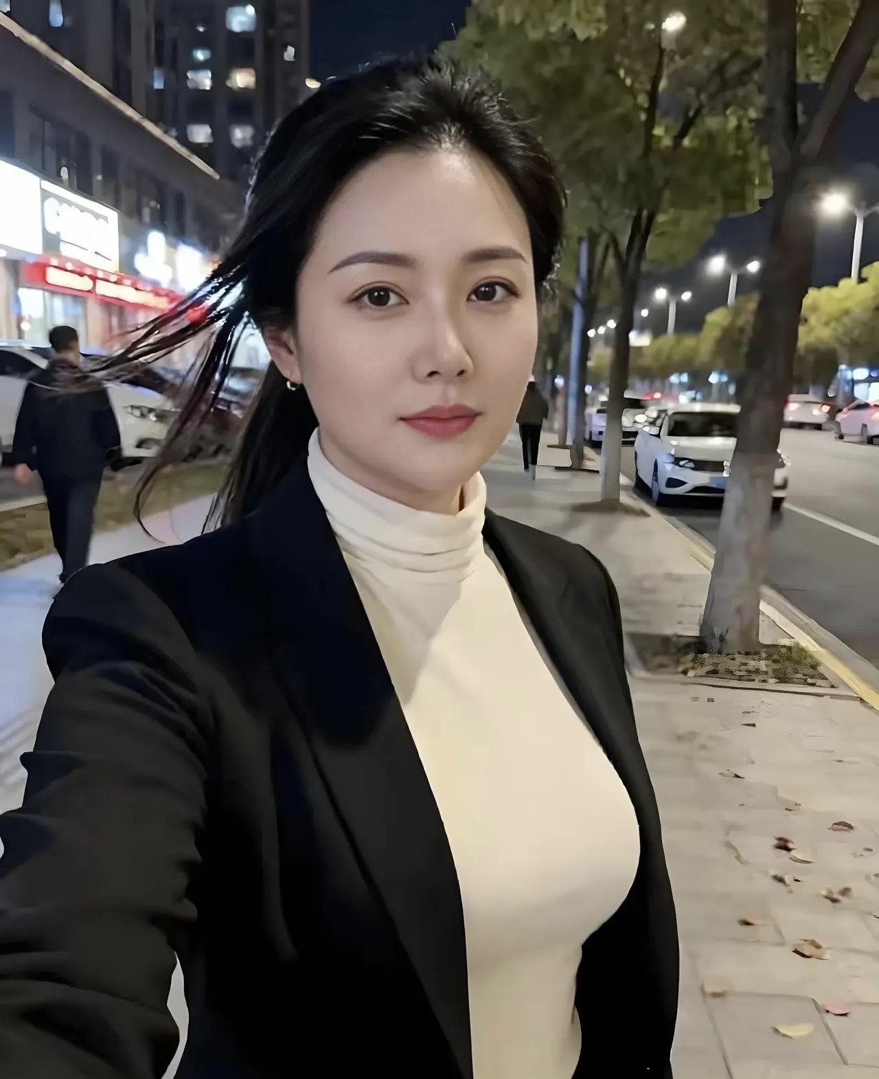 一幅倩影入镜，你是洁美如玉气美如兰，骨子里透出美丽，气质中蕴含着高雅；独特的风姿