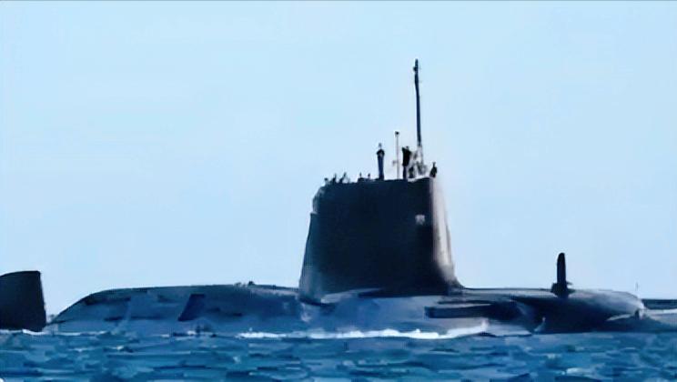 「隐形刺客」悄然就位：英国核潜艇阿拉伯海潜伏，一触即发威慑伊朗