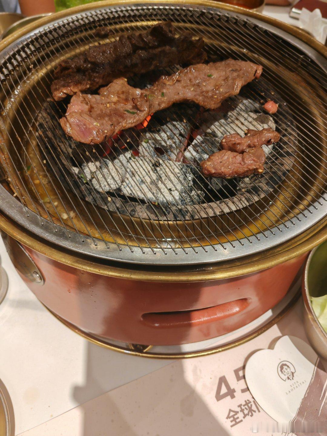吃点烤肉，韩国人估计很喜欢吃，各种泡菜。