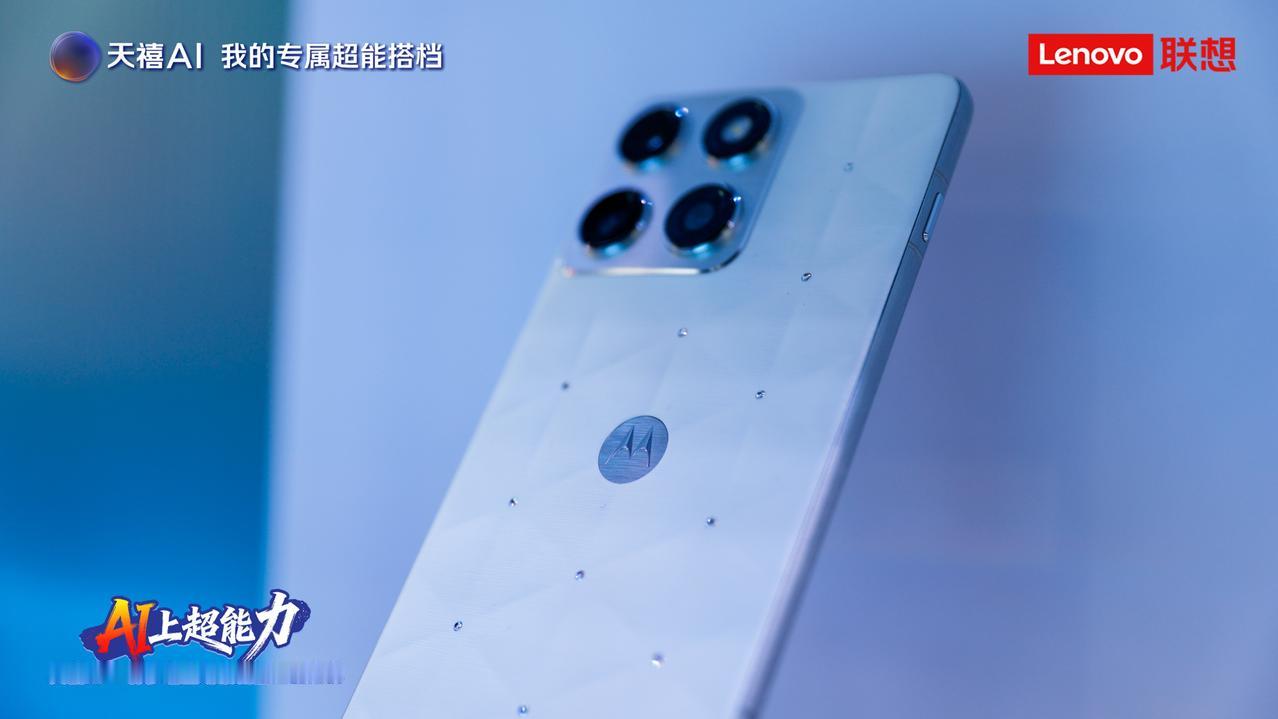 屏幕体验是联想此次两款新机的重要看点。联想motorazrfold采用大