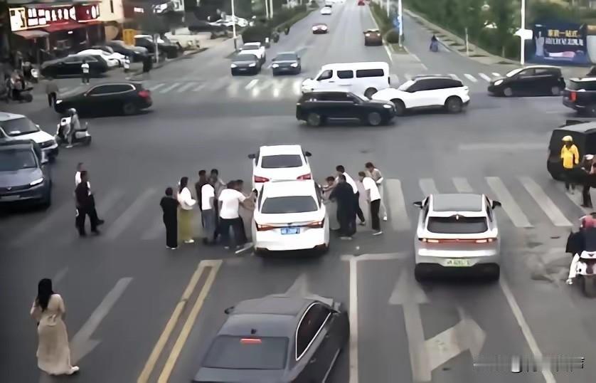 5月15日报道，江苏，一女子开车，突然被后车撞击，等她下车查看时，却发现后车男司