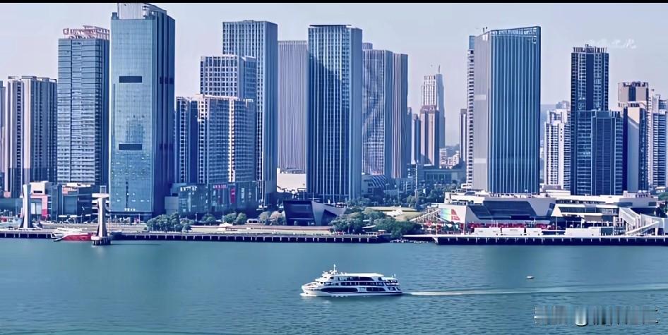 亲爱的观众朋友们，这里不是中国香港，这里是中国广东湛江。如果你在寒冷的北方，建议