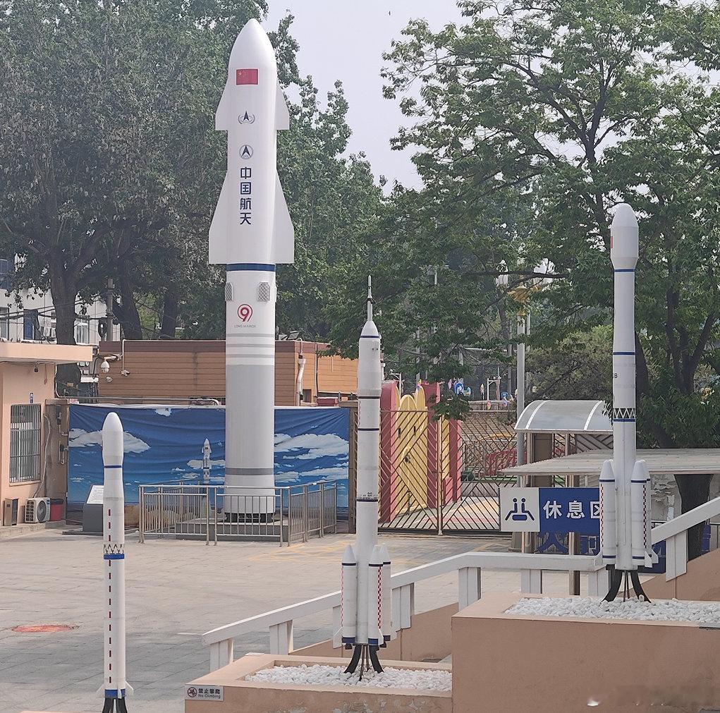 长征9火箭？整体外型和思路与马斯克的星箭差不多，目前说是发射无人航天飞机，那是不