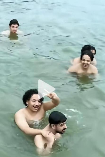 印度游客无视警告，在武汉东湖下水洗澡！7月19日，武汉东湖凌波门景区，几名印