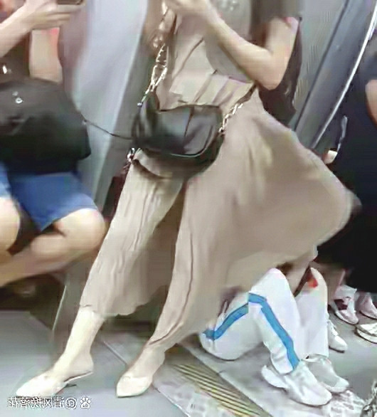 心疼后面白裤子阿姨，脑瓜子嗡嗡的